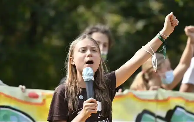 环保少女恋爱了当街搂抱投喂男人小鸟依人我也会