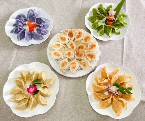 藏香猪饺子,饺子皮由紫甘蓝,菠菜,胡萝卜和玉米制作而成,内馅选用养育