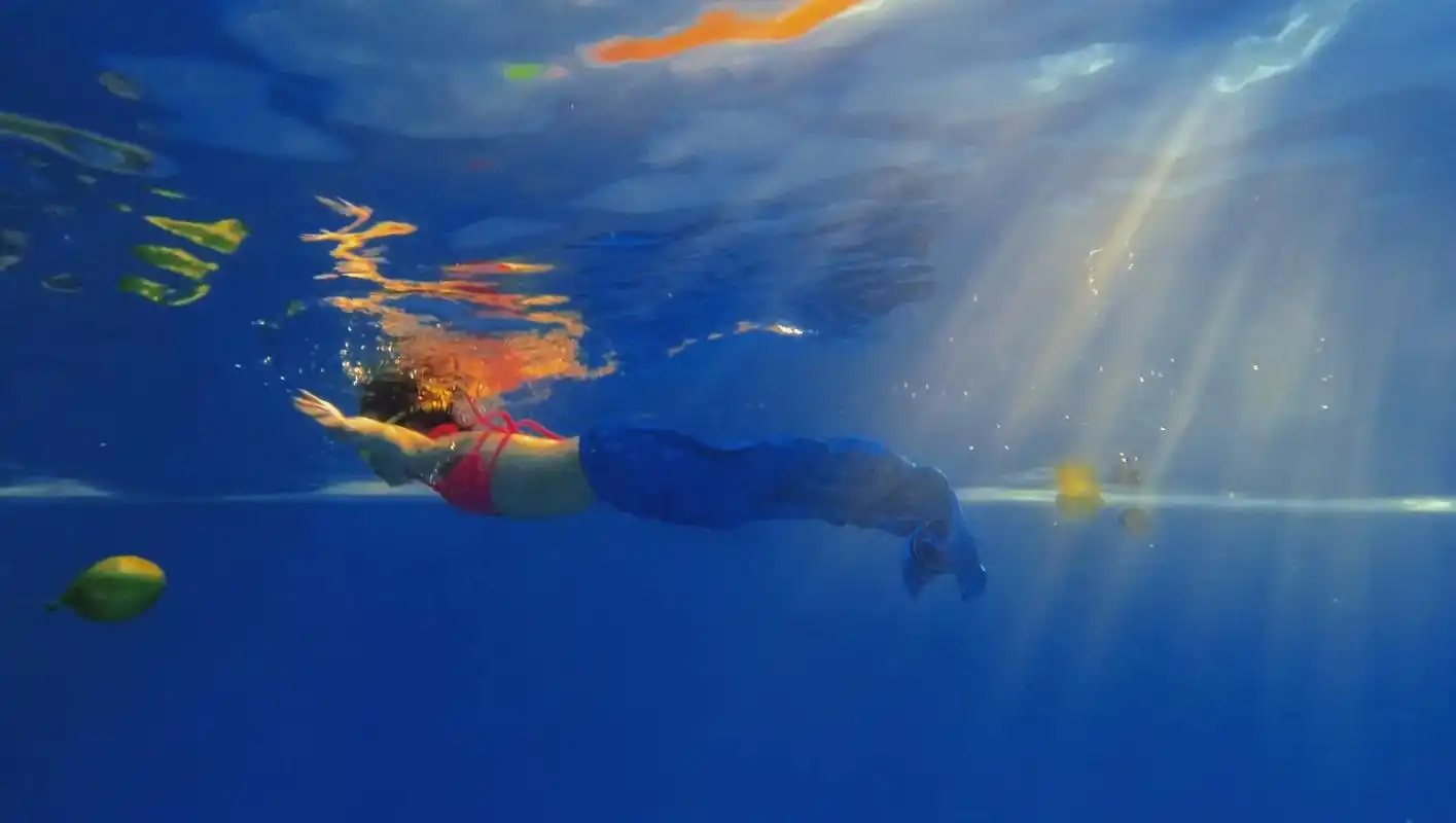 小小美人鱼#美人鱼 #水下摄影 #飞鱼宝贝亲子游泳中心 #游 - 抖音