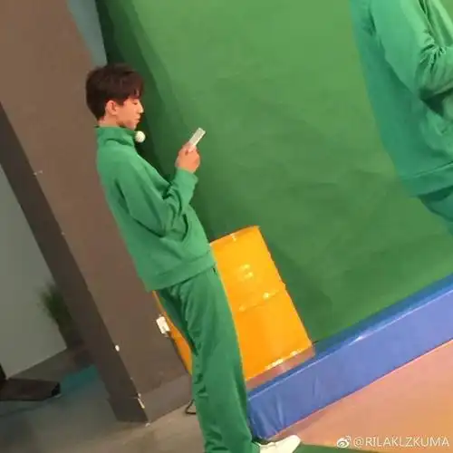 高能棚内场景曝光 绿绿的小俊可爱十足