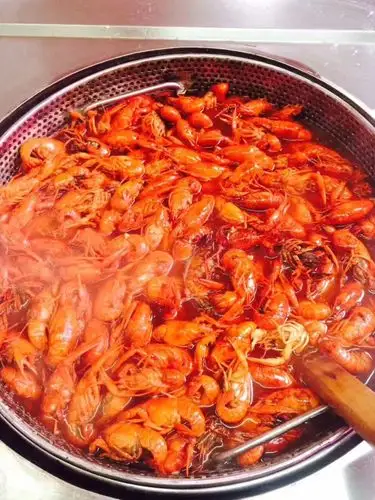 卤水小龙虾卤制过程也相当讲究,保证熟透的前提下既要保证虾肉的q弹