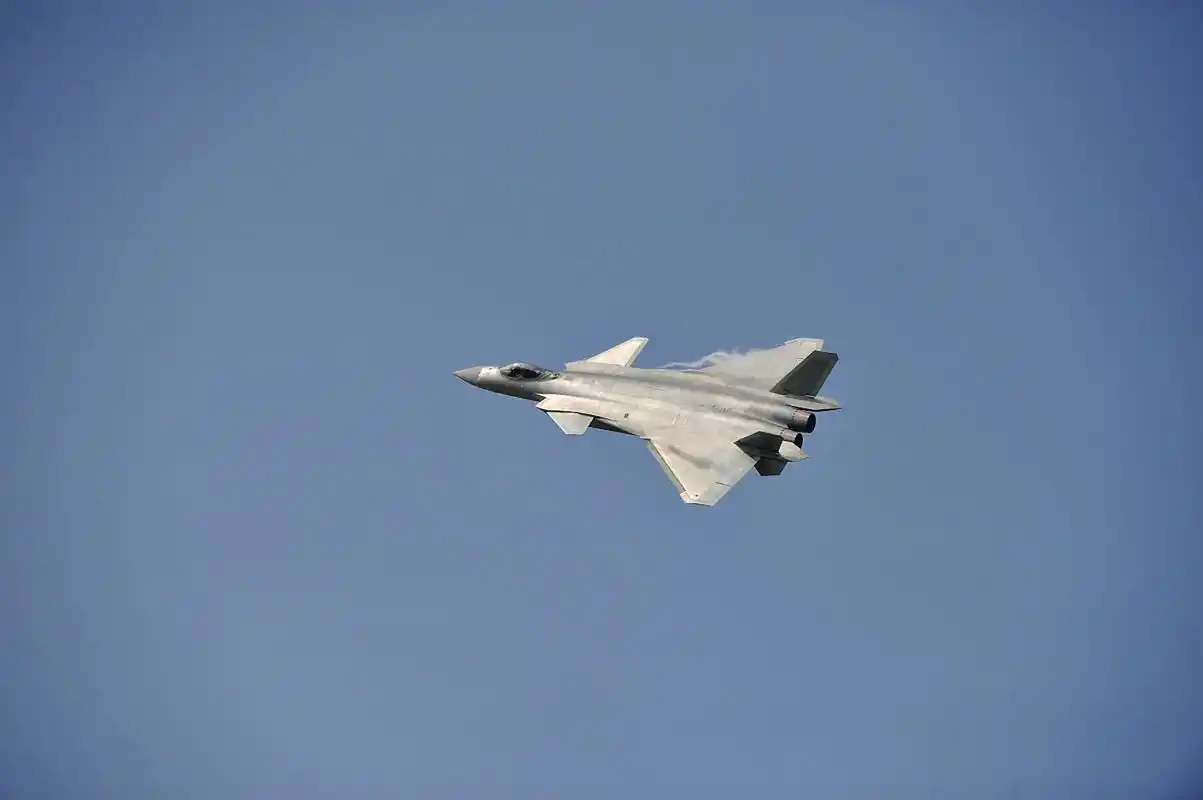 美战机飞行员目视歼20,美预警机没拉警报,歼20隐身材料有多强?