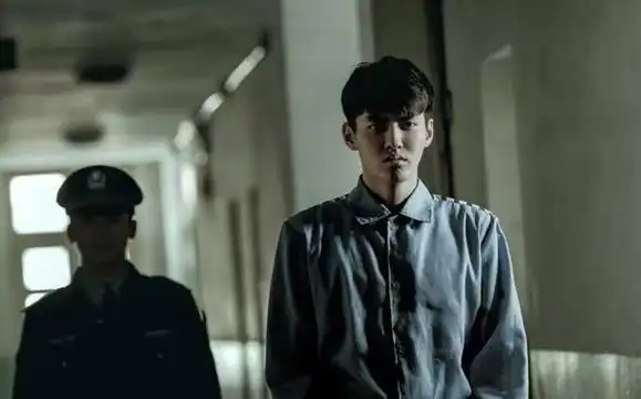 吴亦凡监狱生活曝光,做鞋垫打印高考卷,准时收看《新闻联播》