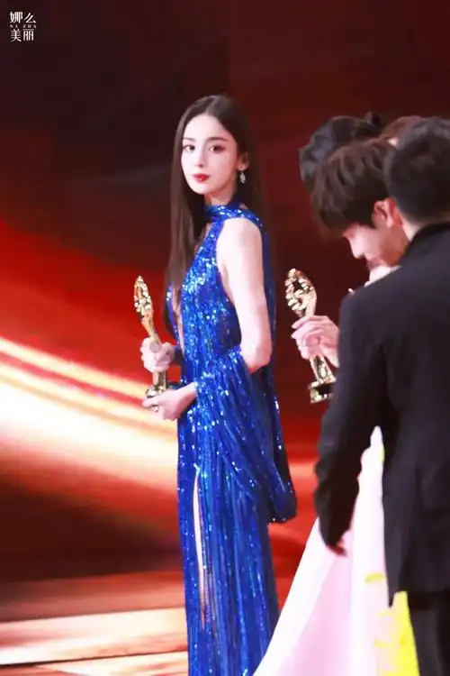 古力娜扎微博之夜深蓝大v领高叉礼服惊艳全场