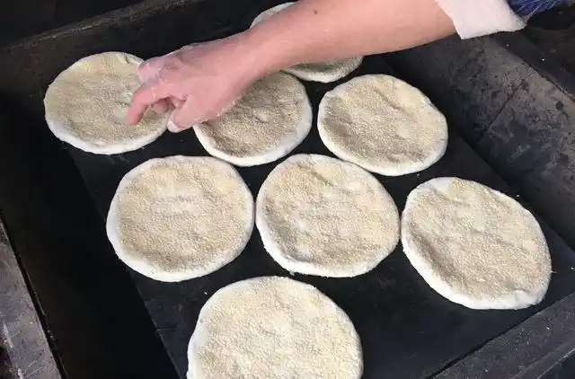 男子古城墙边做"最丑"烧饼 10平米小店月入2万元