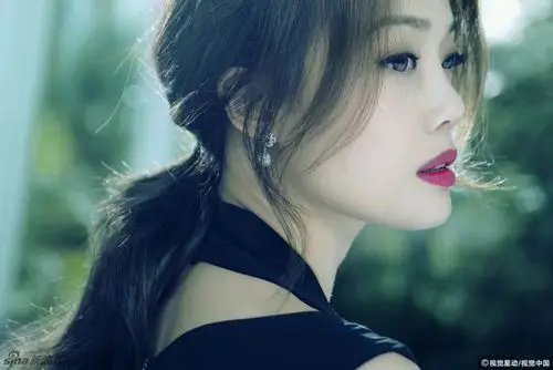 容祖儿演绎多变人格 红唇娇艳深v性感