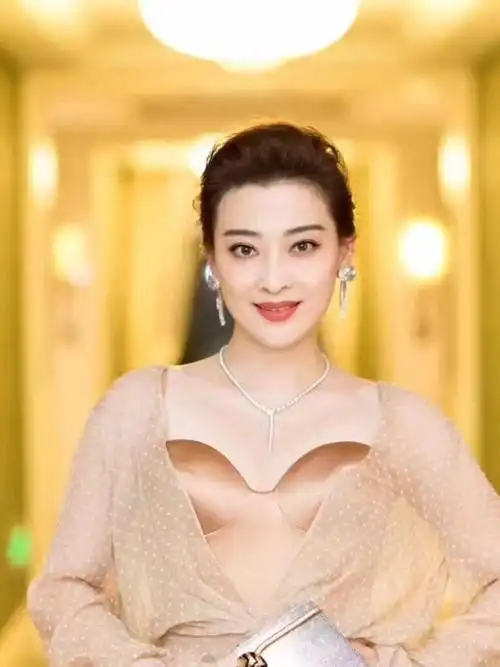 46岁的梅婷身材和气质超赞穿薄纱外套搭配包臀半身裙高贵典雅