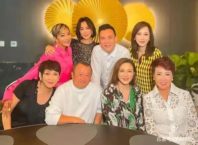 很多明星都是经常会合影而且明星跟明星合照的话,可能他们的气质是不