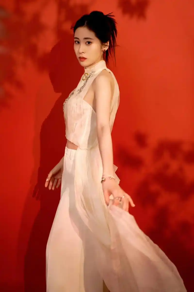 张碧晨 呜呜呜她真的好绝!7895#国风 #分享照片 - 抖音