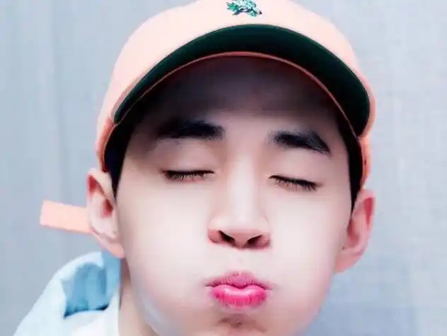 不过宪华型男的颜值还有着可爱的一面,如果说有一种嘴角刘宪华的嘴