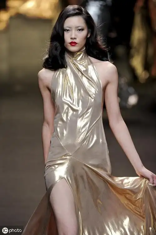刘雯走秀刘雯穿透视装走秀 凸显好身材性感爆棚刘雯现身米兰时装周