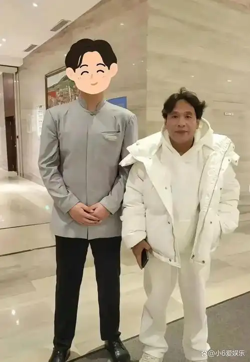 然而,最近一组宋小宝与粉丝的合照却引发了网友们的热议.