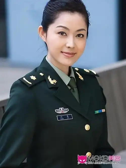 女明星军装照,赵丽颖圆脸可爱,佟丽娅也太飒了吧