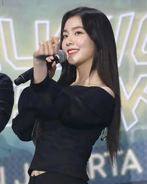 裴珠泫一字肩亮相,高清未修图下睫毛根根可见,"零毛孔"获好评