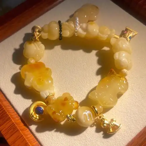 花里胡哨的蜜蜡熊串