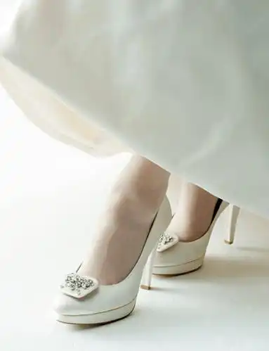 优雅动人的白色婚鞋