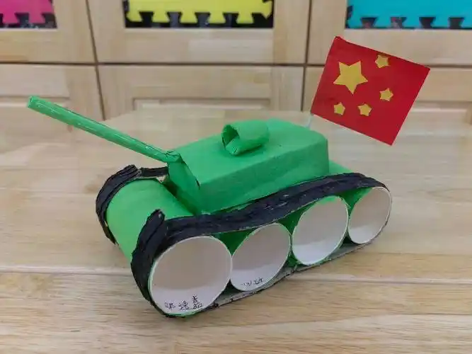 与父母共同利用废旧材料制作出精美作品,既培养了孩子手工创作能力,又