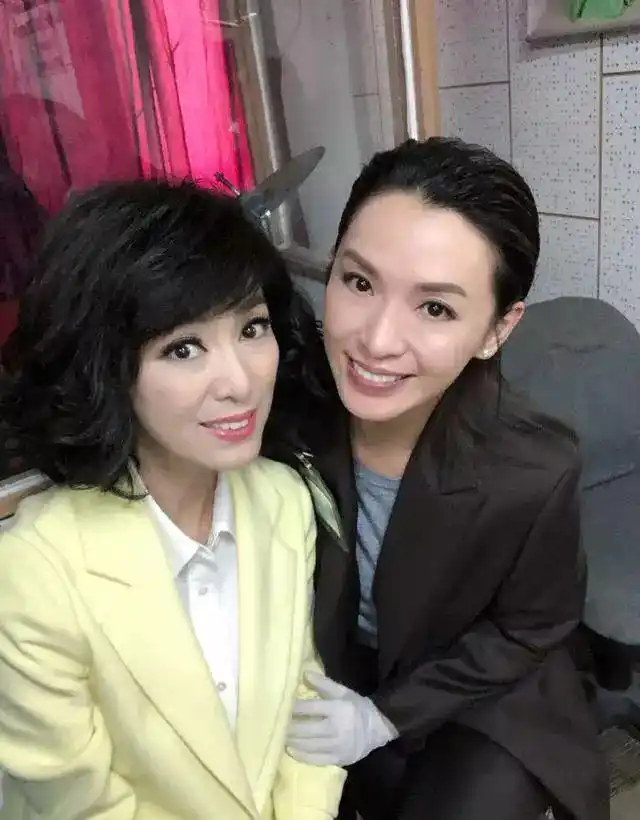 米雪近照减龄又有气质,63岁穿出30岁模样!