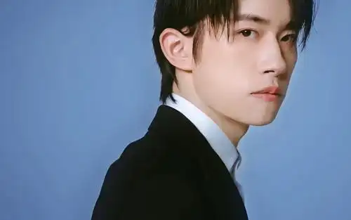 电脑壁纸 明星 大陆明星 清新俊逸少年易烊千玺西装写真