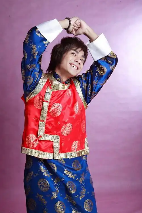 图文:上海名嘴新春写真--袁成杰古装大男孩