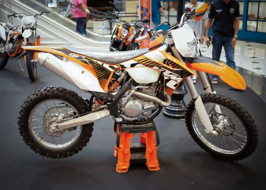曼谷 9 月 22 日: ktm 500 exc, 复古 th 展出