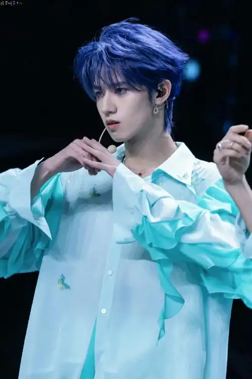 来看朱志鑫演唱会饭拍生图系列无滤镜无美颜扛得住原相机的颜值惊艳