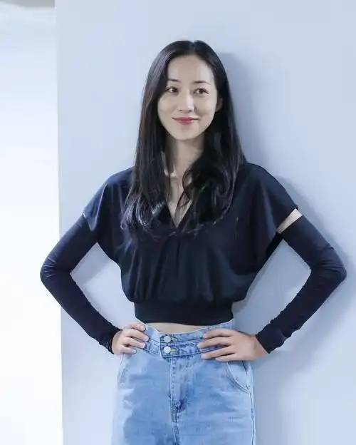 比较清爽的气息喜欢韩雪的原因也很简单,搭配的调调很nice,黑色t恤