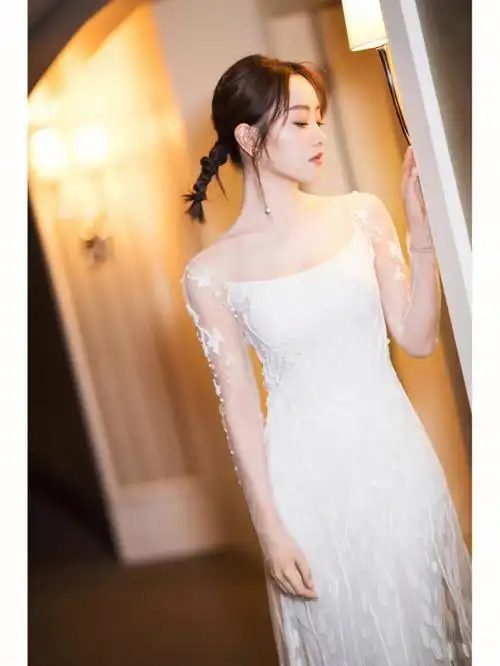 杨蓉轻纱薄裙显优雅曼妙身材有魅力