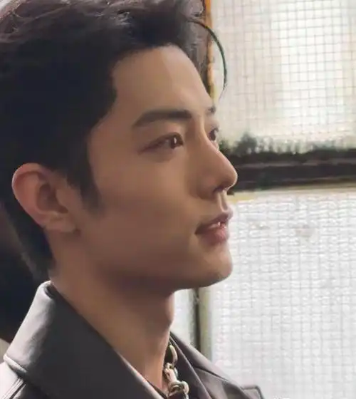 把32岁肖战跟26岁王一博放一起对比我才明白什么叫顶级骨相