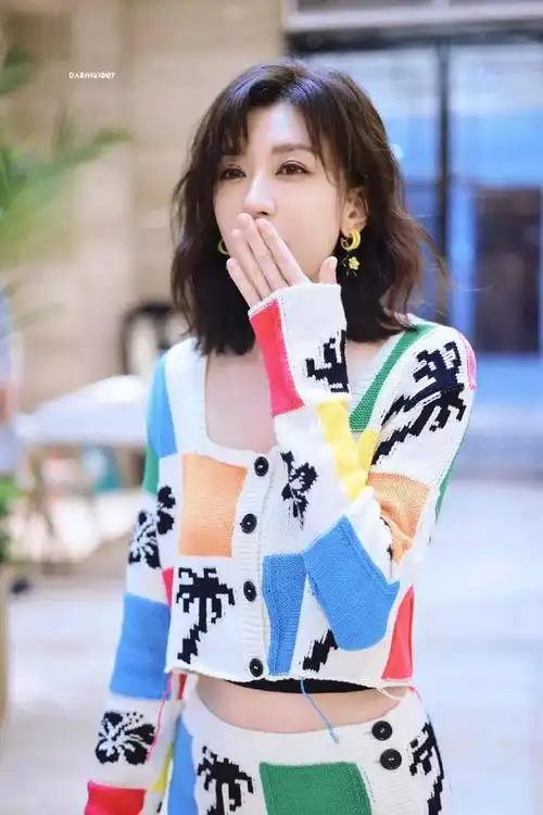 贾静雯是真"冻龄女神",肌肤紧致不输20岁少女,难以置信48岁