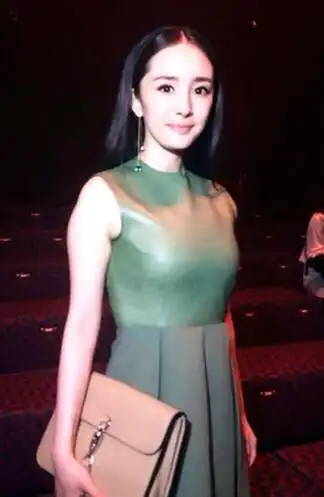 图杨幂胸围是多少辣妈产后复出身材姣好