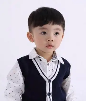 梳小男孩适合的短发发型,这款是有锅盖头样式的改良版,四周的头发都剃