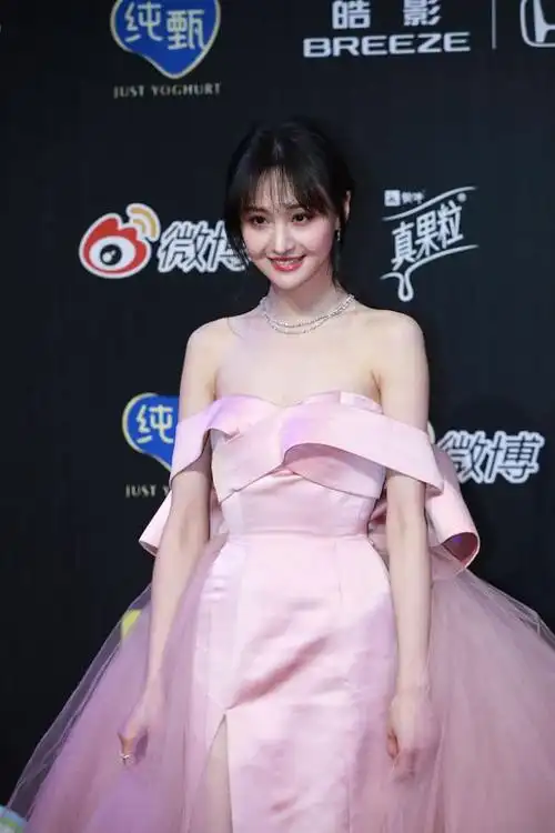 郑爽活动时身穿的这件格子西服,用撞色设计轻松展现出十足的潮流感,还