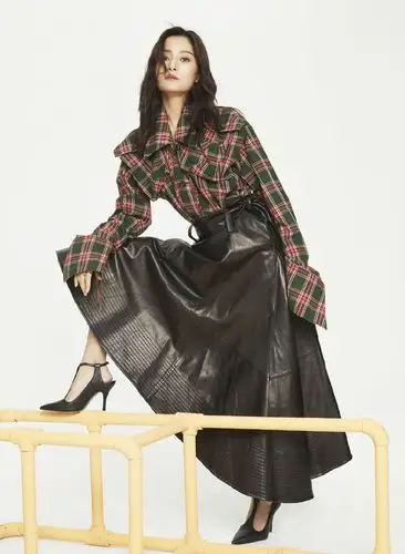 想不到王媛可这么瘦,穿条纹衬衫配牛仔裤,小腰纤细有25厘米?