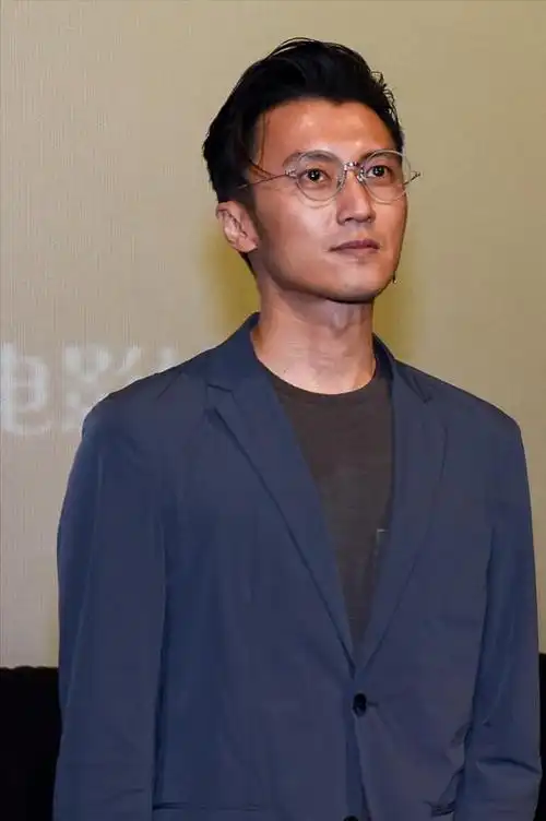 谢霆锋生图真是"锋味"满满,单带耳钉配文艺眼镜,看着真帅气