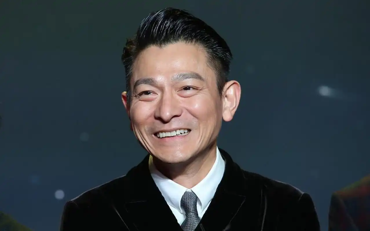 有一次,鲁豫问刘德华:"华哥,你有没有一些真正交心的朋友?