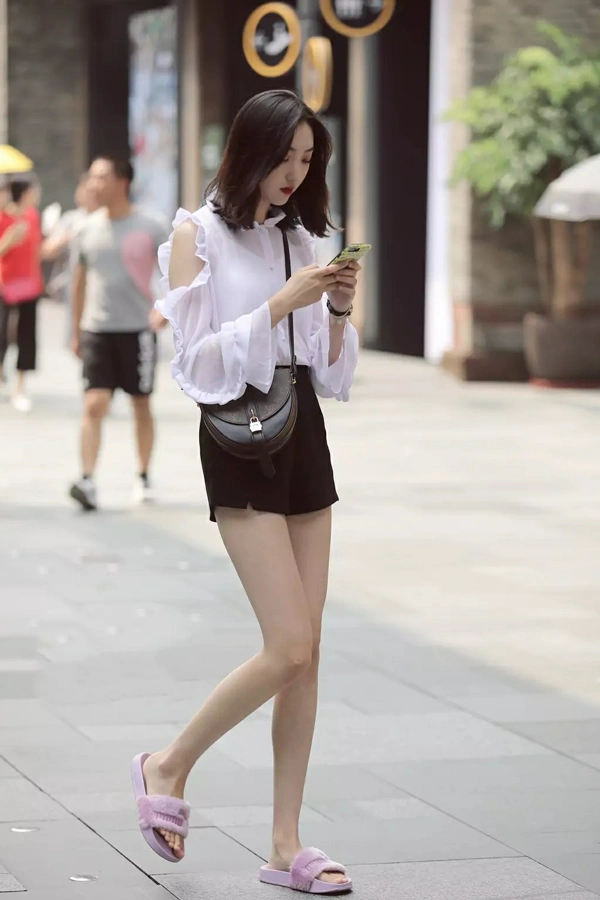 街拍:图3穿拖鞋的美女,皮肤白皙真漂亮,走在路上超吸睛!