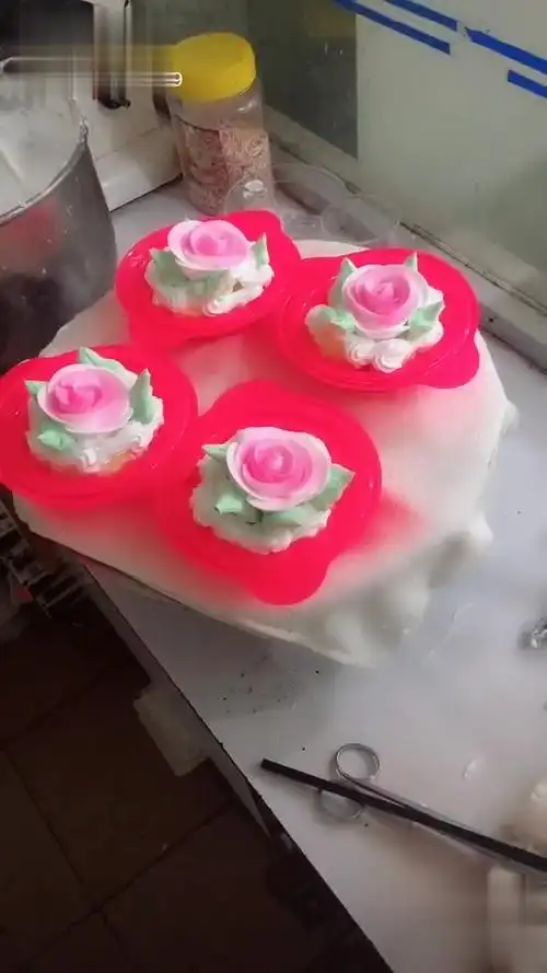 小时候生日吃的生日蛋糕,你们吃过吗,满满的回忆哦90后 80后-美食视频