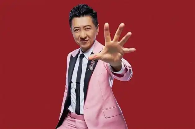 庾澄庆参加6岁女儿毕业典礼,称每次都会想哭,近状曝光苍老许多|眼袋