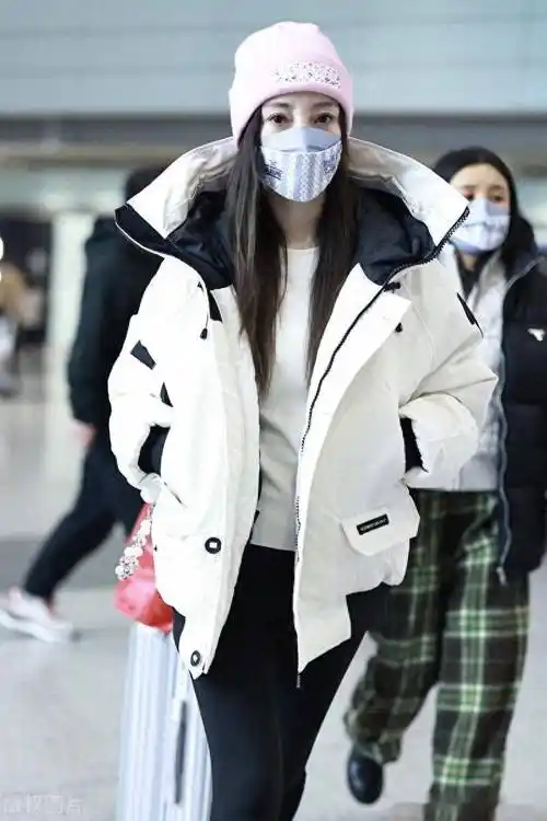 李小璐北京到达,白色羽绒服粉色帽子利落甜酷_机场