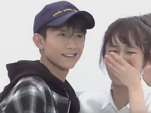 杨紫哭着扑进张一山怀里,当慢放后,才发现张一山的表情耐人寻味