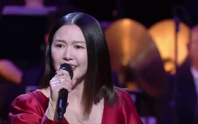 好拼39岁谭维维参加浪姐为练舞后遗症双腿酸痛表情扭曲