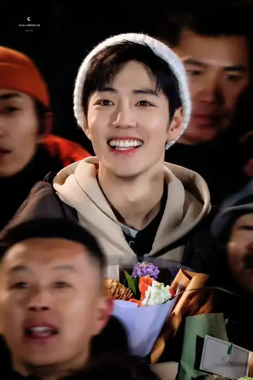 肖战新剧杀青笑得好开心