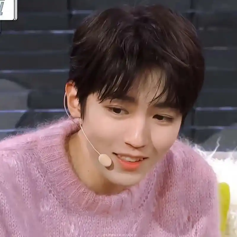 王俊凯,粉色帅哥,好温柔.