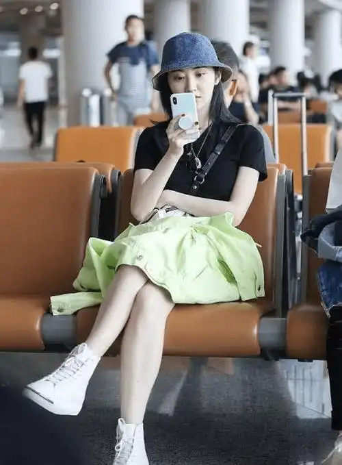 "豆腐干"的牛仔短裤搭配紧身短袖,景甜大秀露脐装风采!