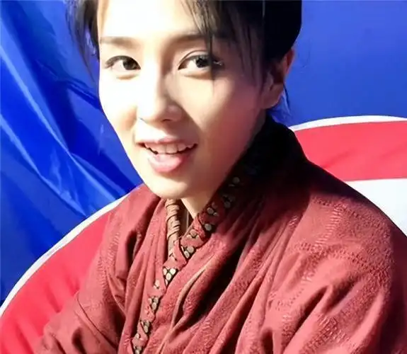 当被问到男女主相关的问题时,她居然用"小母狗"来形容女主的形象.