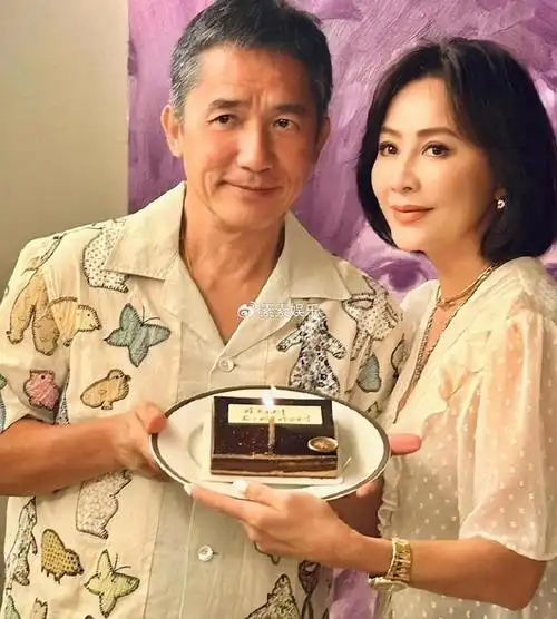 61岁梁朝伟在德国和路人合影满头白发的他这一次笑得很开心