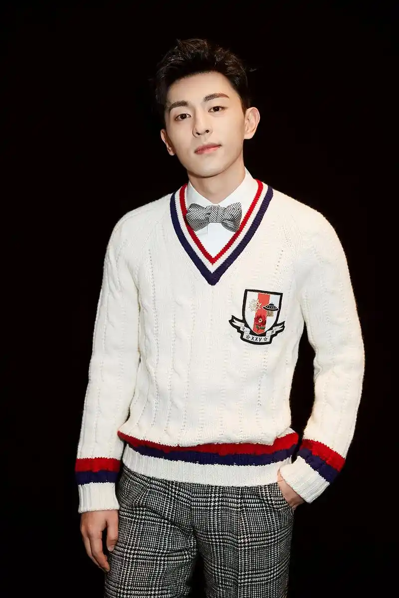 邓伦白色毛衣青春帅气活动照高清图片34