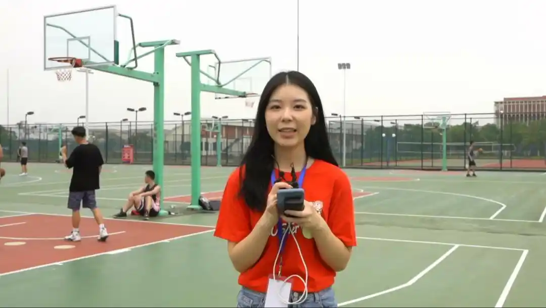 大学校媒陈梦婷直播助农展现青年力量