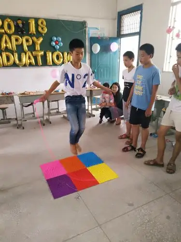 从没想过有些调皮的你竟然在指压板上跳绳那么厉害